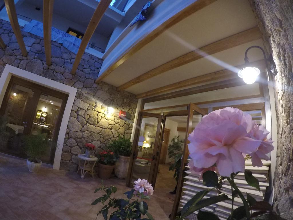Hotel Villa Gustui Maris Кала-Гононе Екстер'єр фото